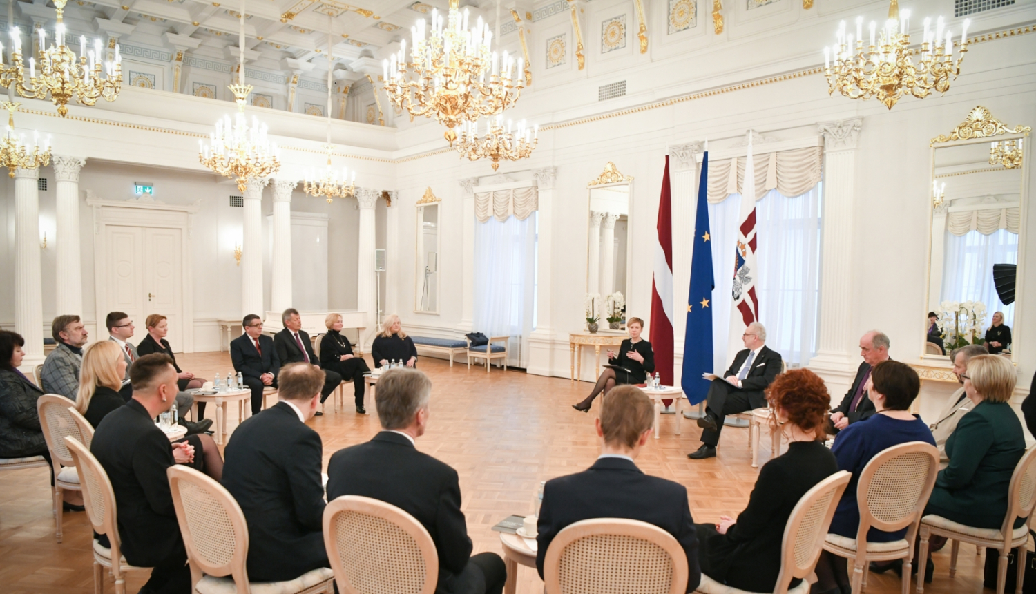 Sarunas dalībnieki Rīgas pils Baltajā zālē