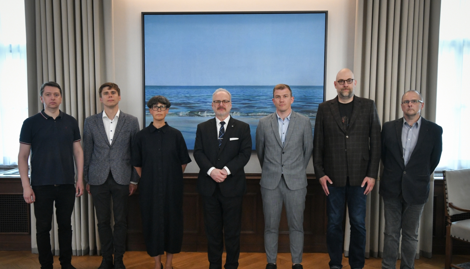 20.06.2023. Valsts prezidents Egils Levits Rīgas pilī tiekas ar Kārli Silu, Kasparu Zelli, Gustavu Strengu, Inetu Lipšu, Tomu Ķikutu un Jāni Šiliņu, lai pārrunātu vēstures politikas jautājumus. Foto autors: Ilmārs Znotiņš, Valsts prezidenta kanceleja.