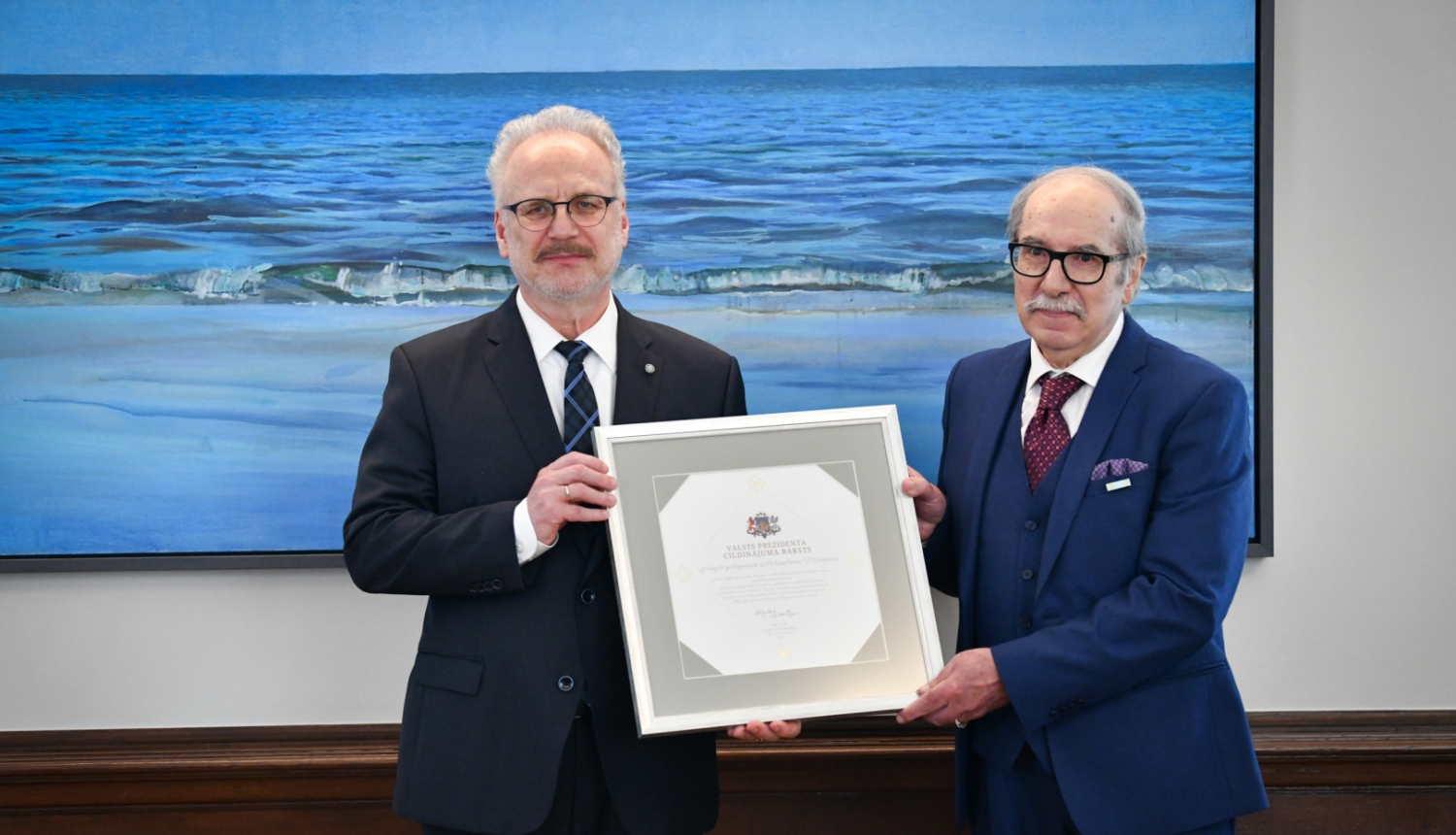 Valsts prezidents Egils Levits pasniedz Cildinājuma rakstu diriģentam Aleksandram Viļumanim