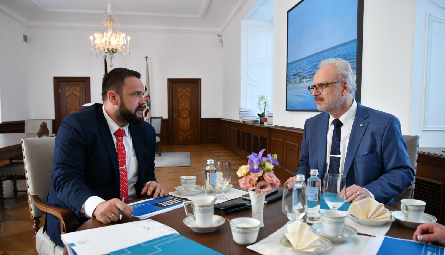 Valsts prezidents Egils Levits un ekonomikas ministrs Jānis Vitenbergs diskutē pie galda