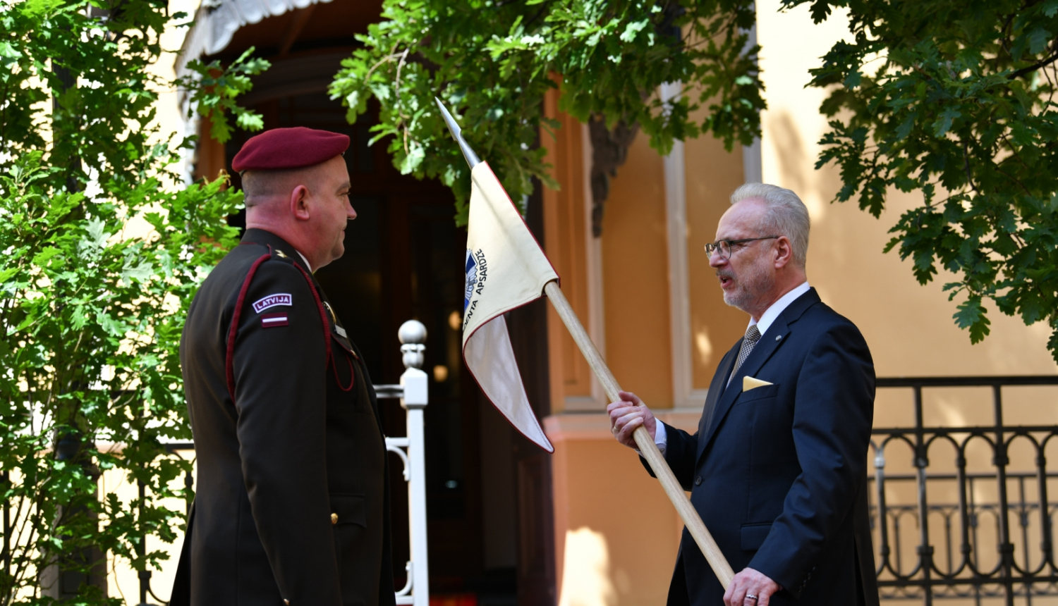 Valsts prezidents Egils Levits pasniedz Valsts prezidenta apsardzes standartu 