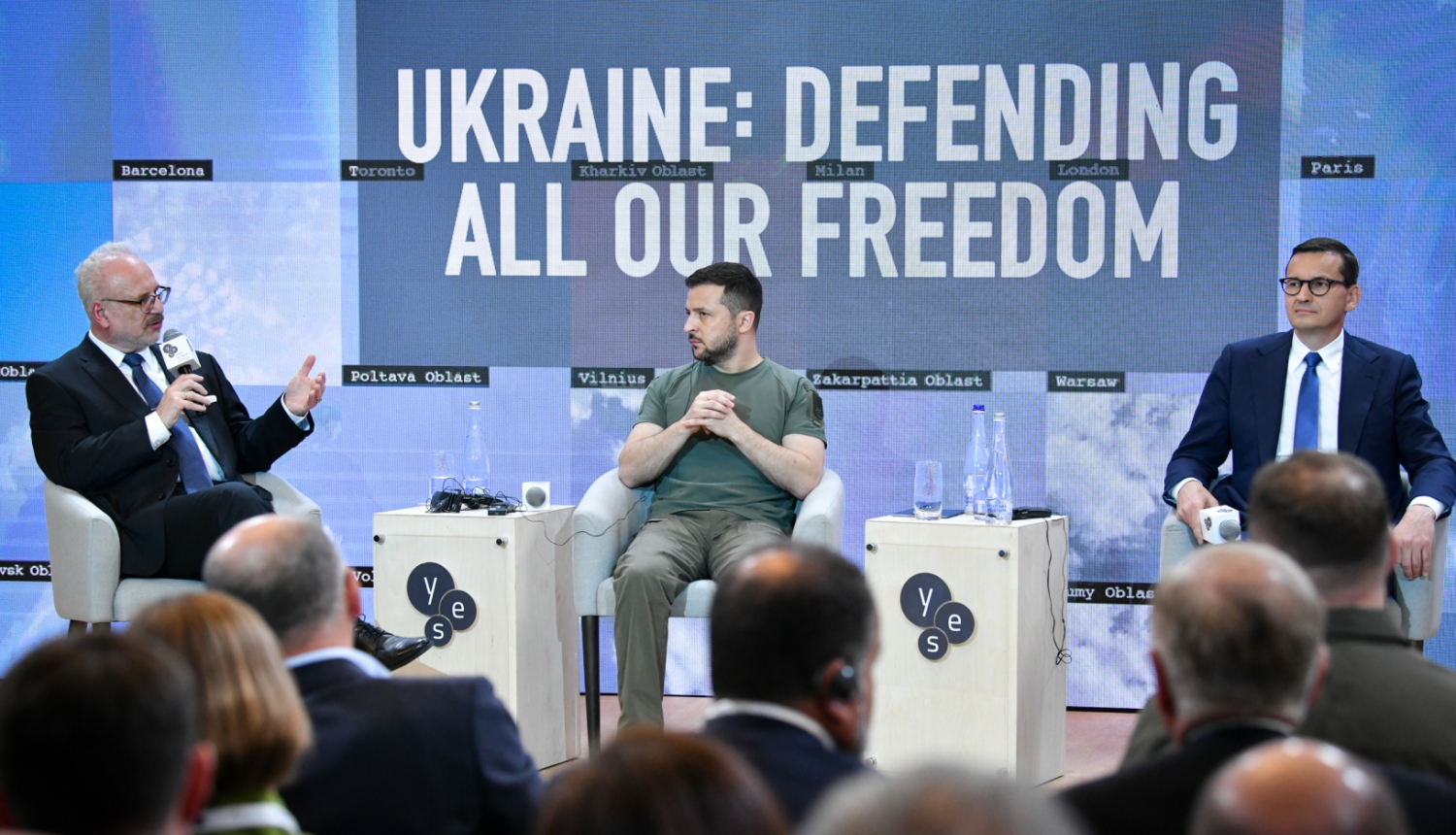 Egils Levits, Volodimirs Zelenskis un Mateušs Moraveckis uz skatuves runā