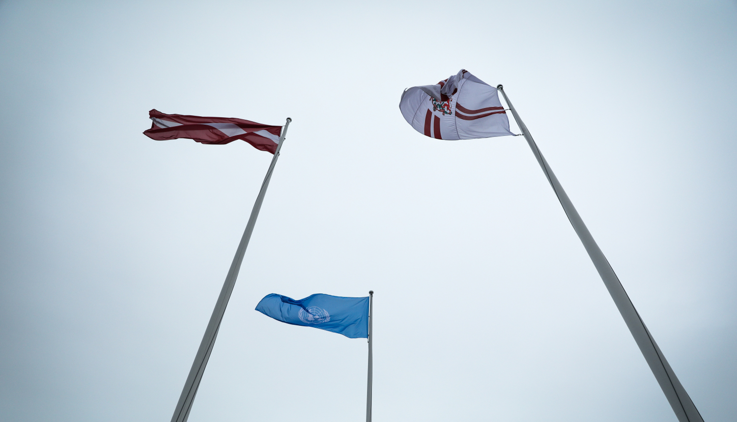 Mastos plīvo Latvijas karogs, ANO karogs un Latvijas Valsts prezidenta standarts