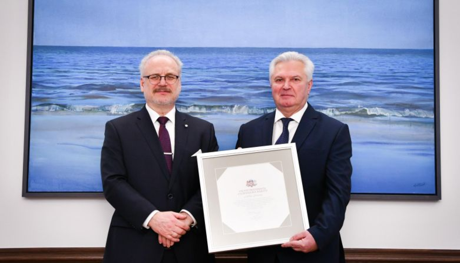 Valsts prezidents pasniedz Cildinājuma rakstu Aldim Stienim