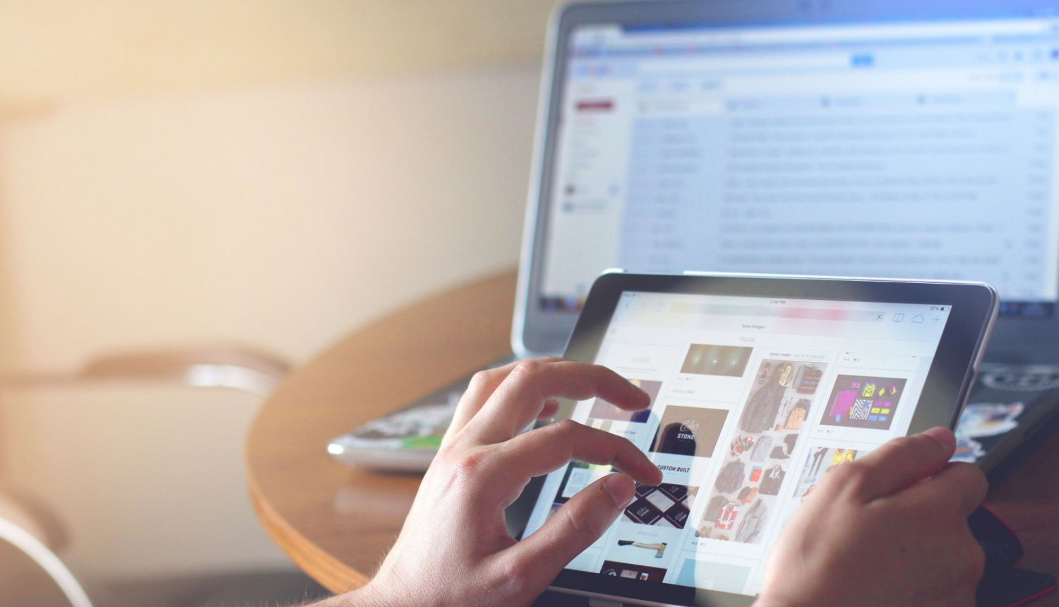 Titulbilde ziņai par medijpratības diskusiju. Attēlā: cilvēks skatās ziņas no planšetes