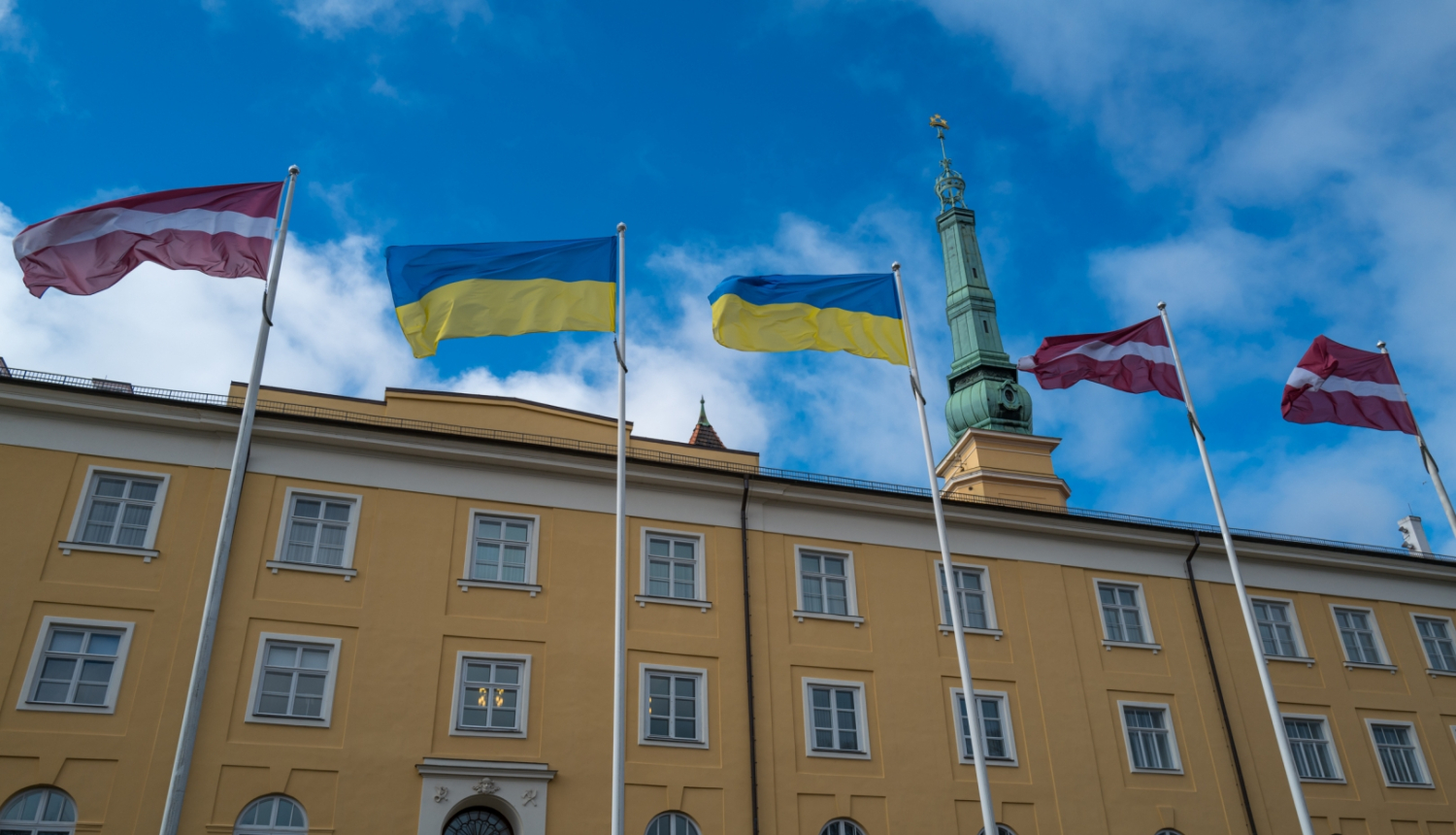 Foto ar Latvijas un Ukrainas karogiem