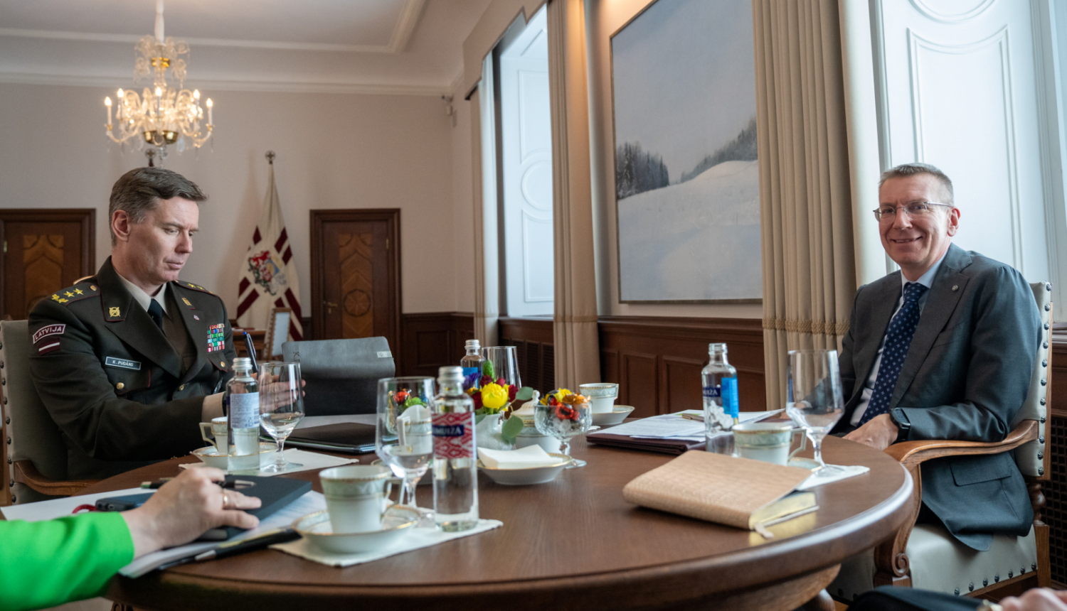 Valsts prezidents Edgars Rinkēvičs Rīgas pilī tiekas ar Nacionālo bruņoto spēku komandieri ģenerālmajoru Kasparu Pudānu