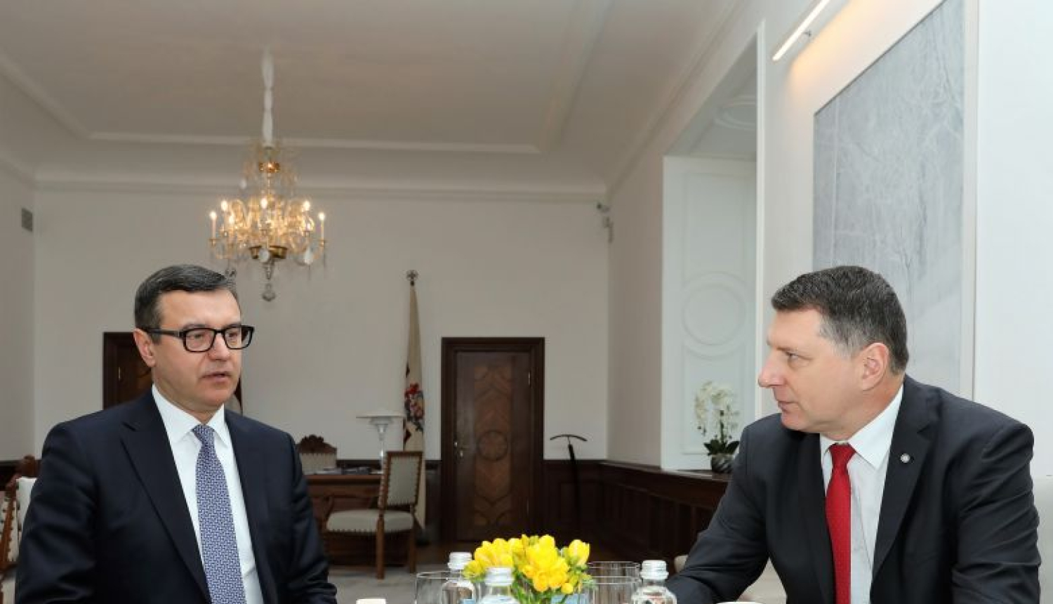 Valsts prezidents Raimonds Vējonis tiekas ar finanšu ministru Jāni Reiru