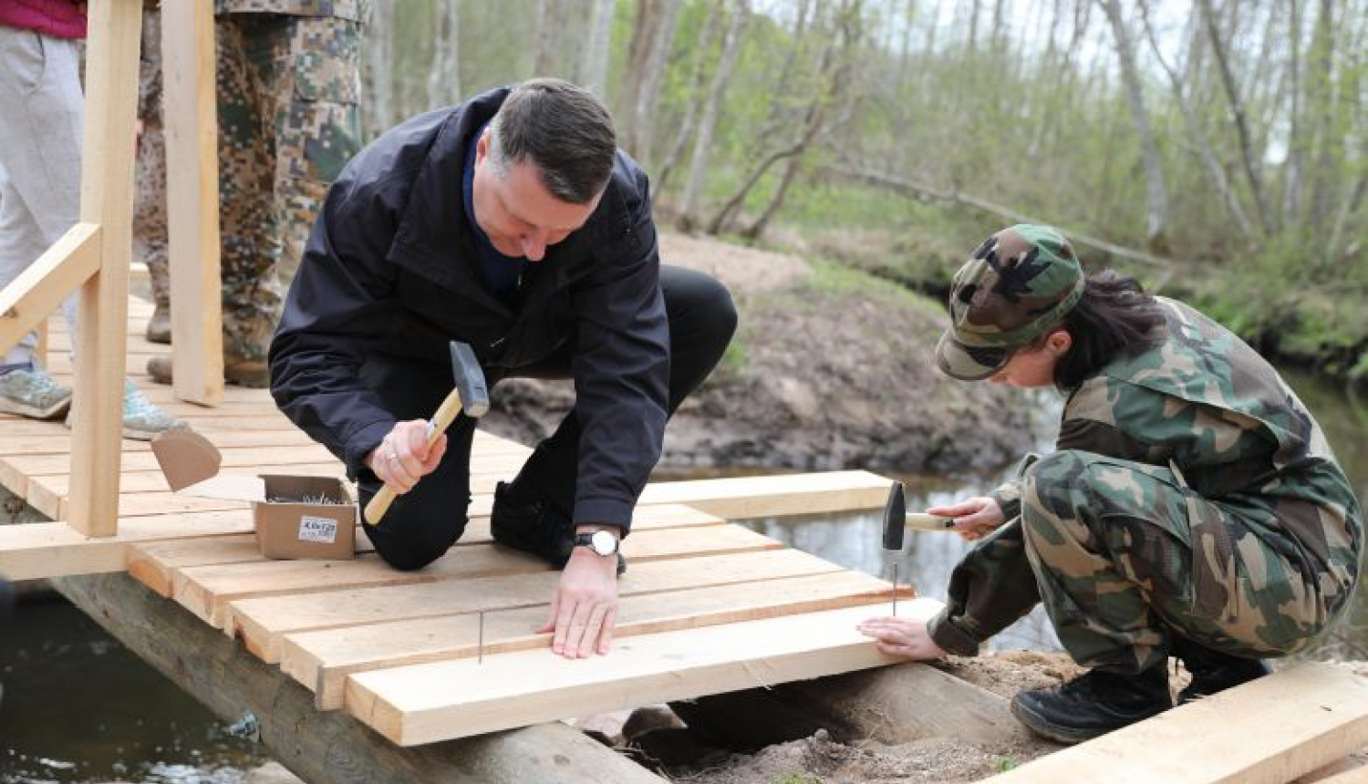 Valsts prezidents kopā ar jaunsargiem Lielajā Talkā atjauno Kalpaka takas laipu pāri Kojas upei