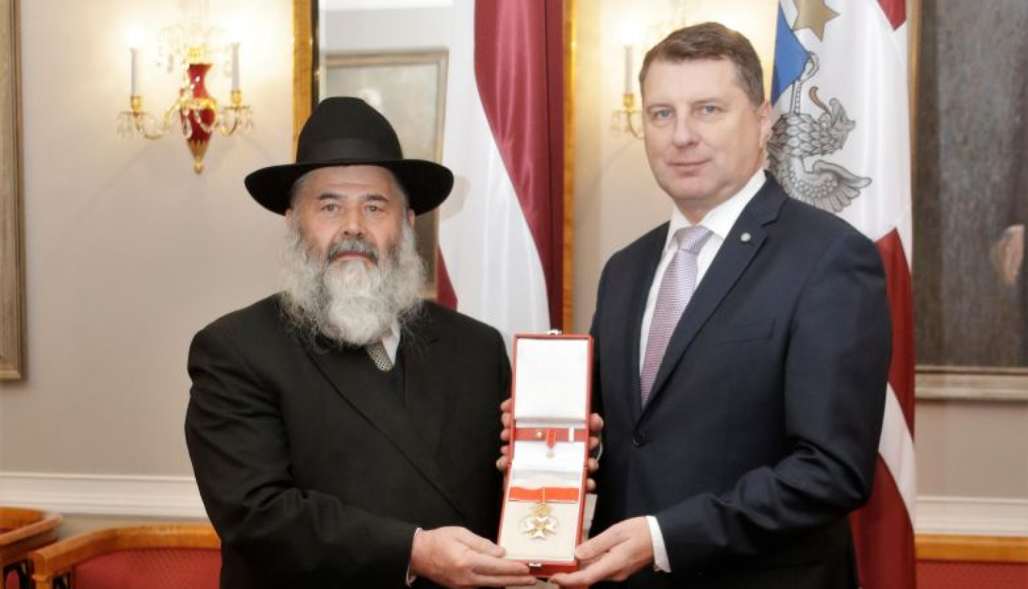 Valsts prezidents pasniedz augstāko valsts apbalvojumu Rabīnam Dr.Menahemam Barkahanam