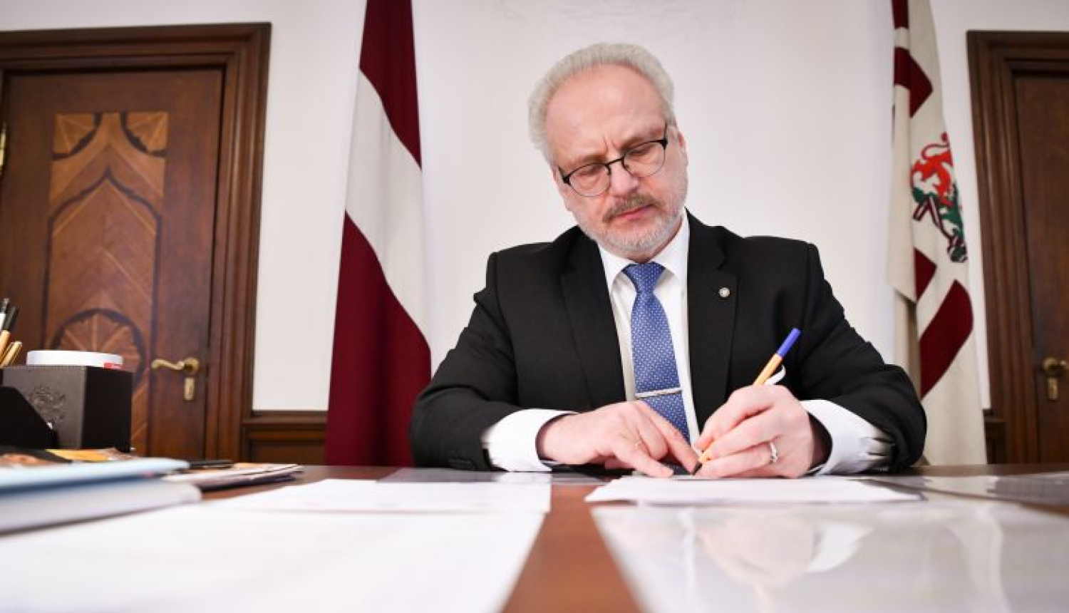 Valsts prezidents izsludina vairākus likumus ārkārtējās situācijas pārvarēšanai valstī