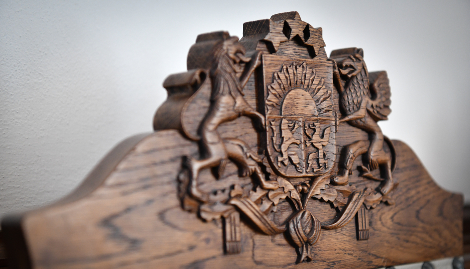 Latvijas valsts ģerboņa atveidojums koka krēsla atzveltnē