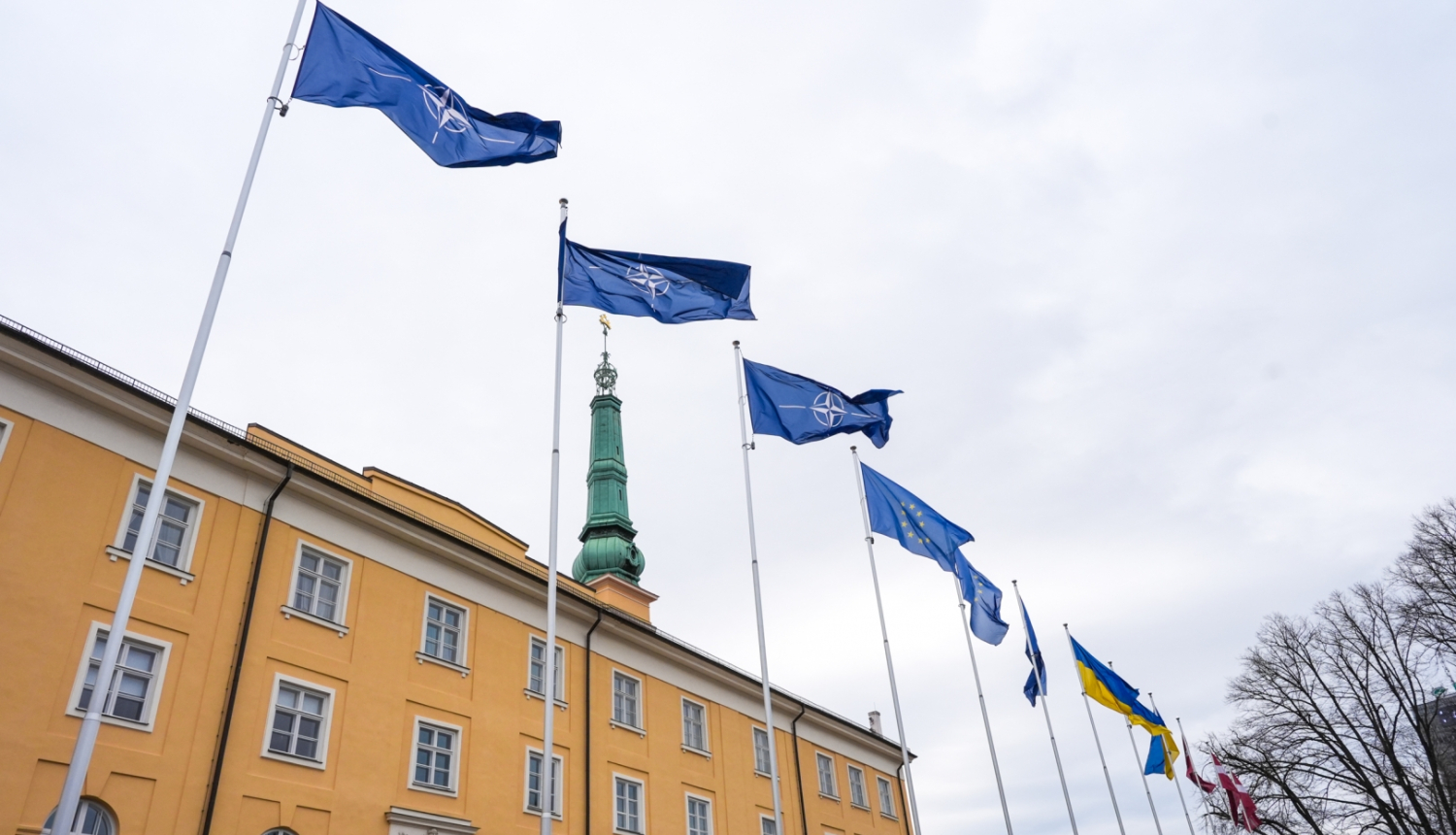 NATO karogi pie Rīgas pils