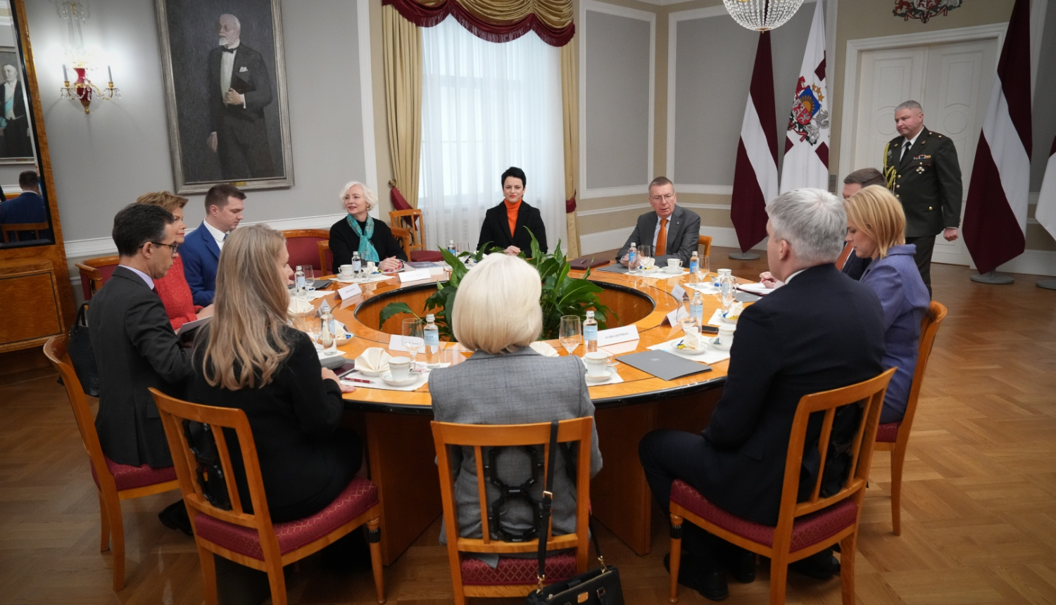 25.11.2024. Valsts prezidenta Edgara Rinkēviča tikšanās ar Saeimas priekšsēdētāju Daigu Mieriņu, Ministru prezidenti Eviku Siliņu, ārlietu ministri Baibu Braži un Saeimas ārlietu komisijas vadītāju Ināru Mūrnieci