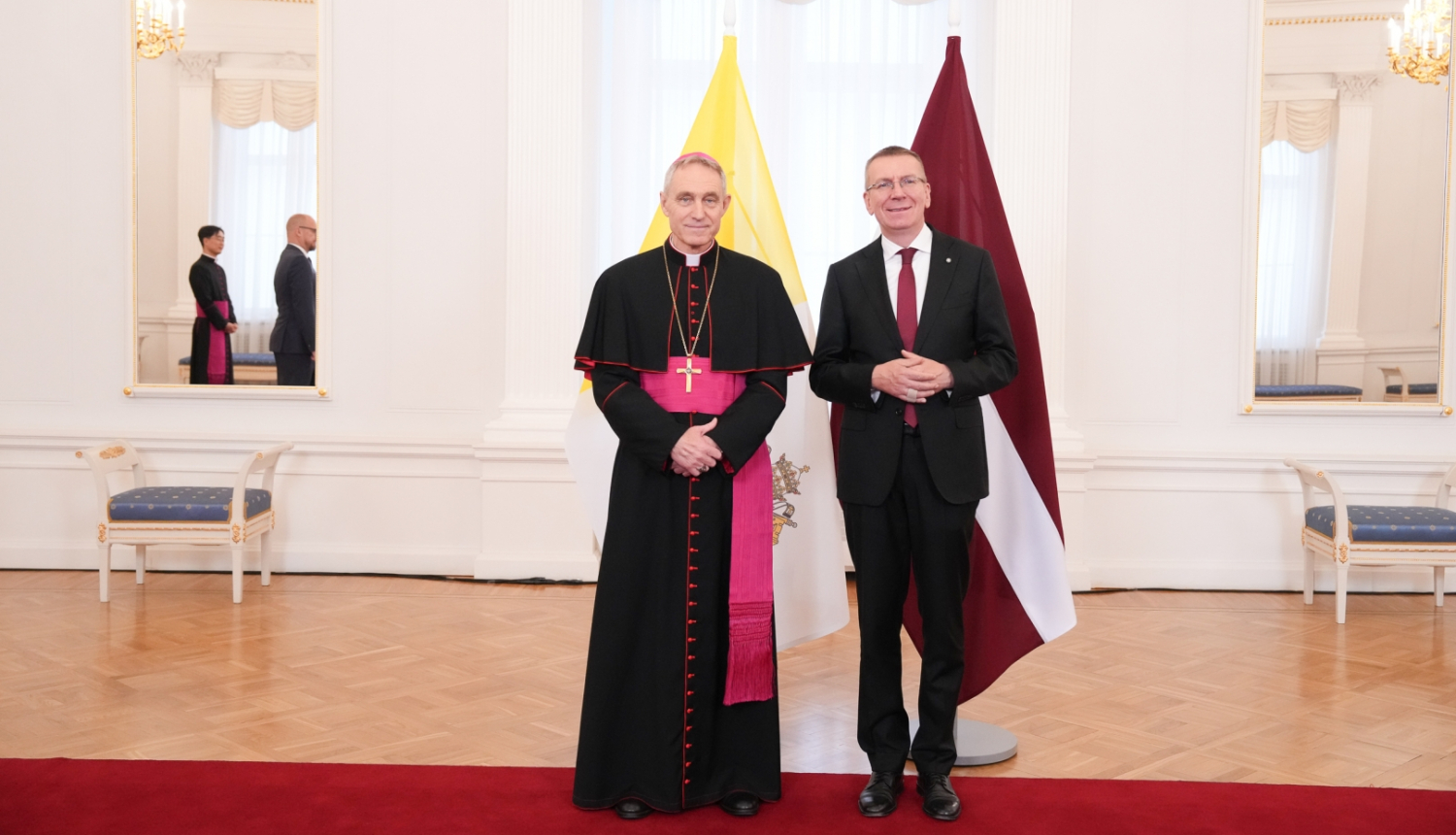 05.11.2024. Valsts prezidents Edgars Rinkēvičs Rīgas pils Baltajā zālē akreditē V.E. Svētā Krēsla apustulisko nunciju Latvijas Republikā arhibīskapu Georgu Gensveinu (Georg Gänswein)