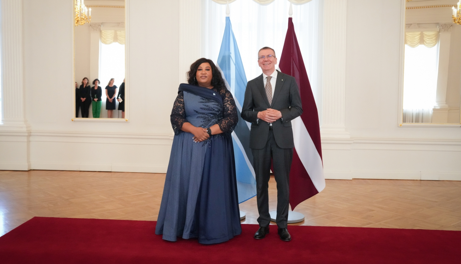 17.06.2024. Ārkārtējo un pilnvaroto ārvalstu vēstnieku akreditācija. Valsts prezidents Edgars Rinkēvičs kopā ar  V.E. Botsvānas Republikas ārkārtējo un pilnvaroto vēstnieci Latvijas Republikā Džulianu Andželu Dubi-Gobotsvangu (Juliana Angela Dube-Gobotswang).