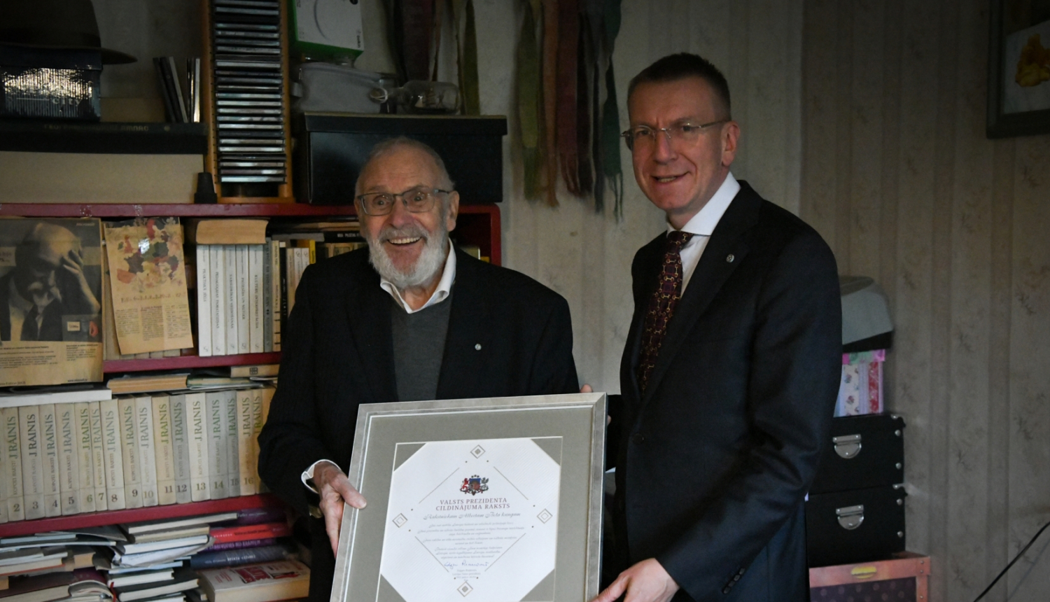 11.10.2023. Valsts prezidents Edgars Rinkēvičs pasniedz Cildinājuma rakstu Albertam Belam