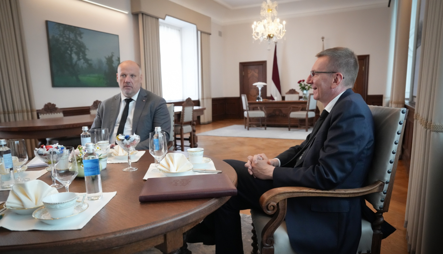 14.06.2024. Valsts prezidenta Edgara Rinkēviča tikšanās ar Saeimas Aizsardzības, iekšlietu un korupcijas novēršanas komisijas priekšsēdētāju Raimondu Bergmani