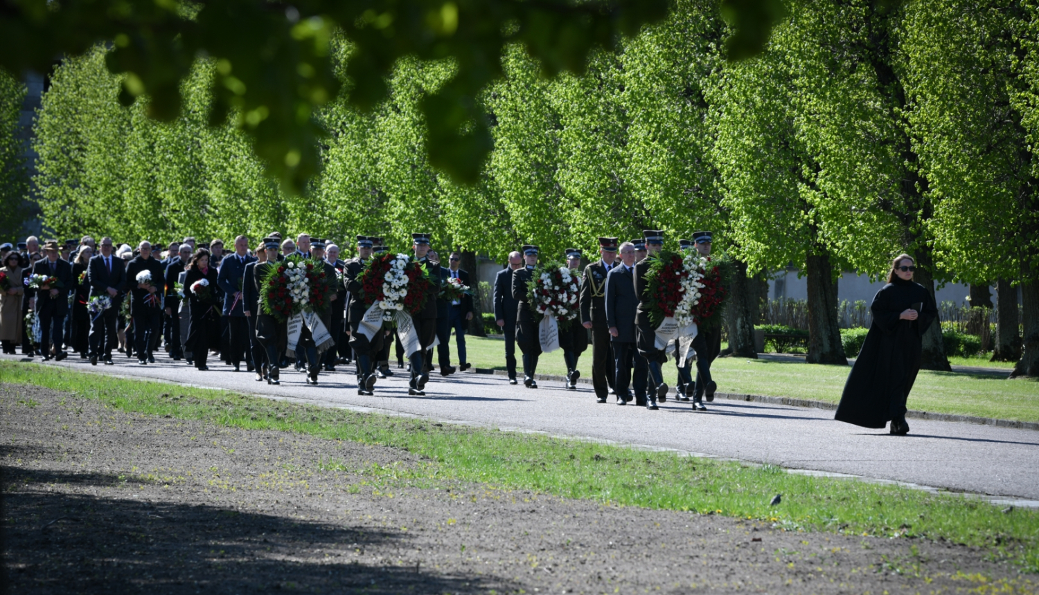 08.05.2024. Valsts prezidenta Edgara Rinkēviča dalība svinīgajā ziedu un vainagu nolikšanas ceremonijā Rīgas Brāļu kapos, godinot Nacisma sagrāves un Otrā pasaules kara upuru piemiņu