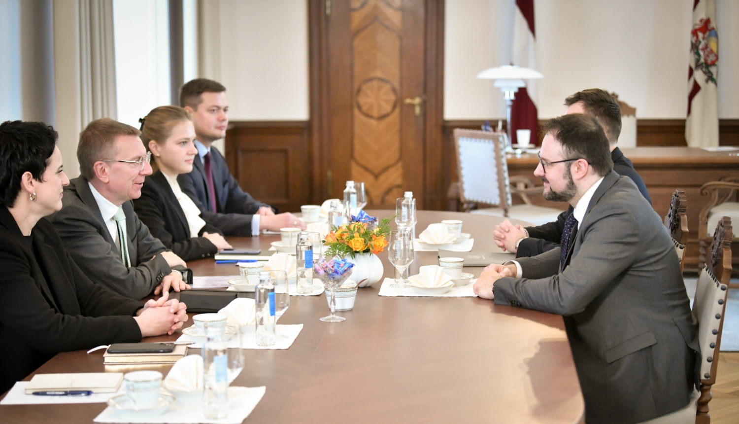 Sarunas dalībnieki ar galdu Valsts prezidenta kabinetā