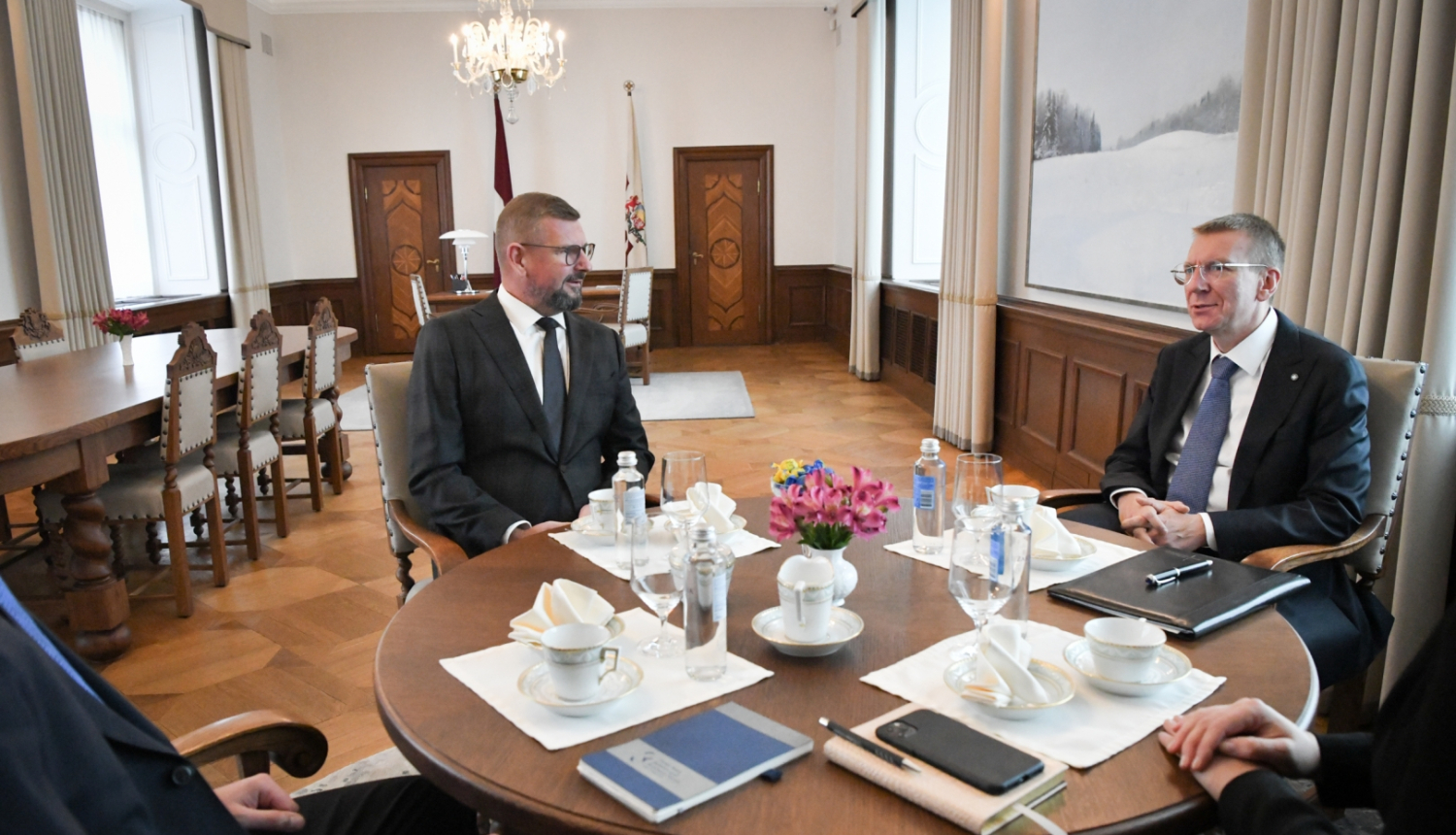 Sarunas dalībnieki ar galdu Valsts prezidenta kabinetā