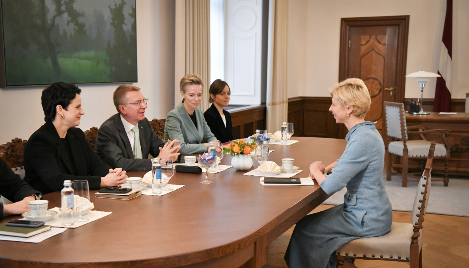 Sarunas dalībnieki ar galdu Valsts prezidenta kabinetā