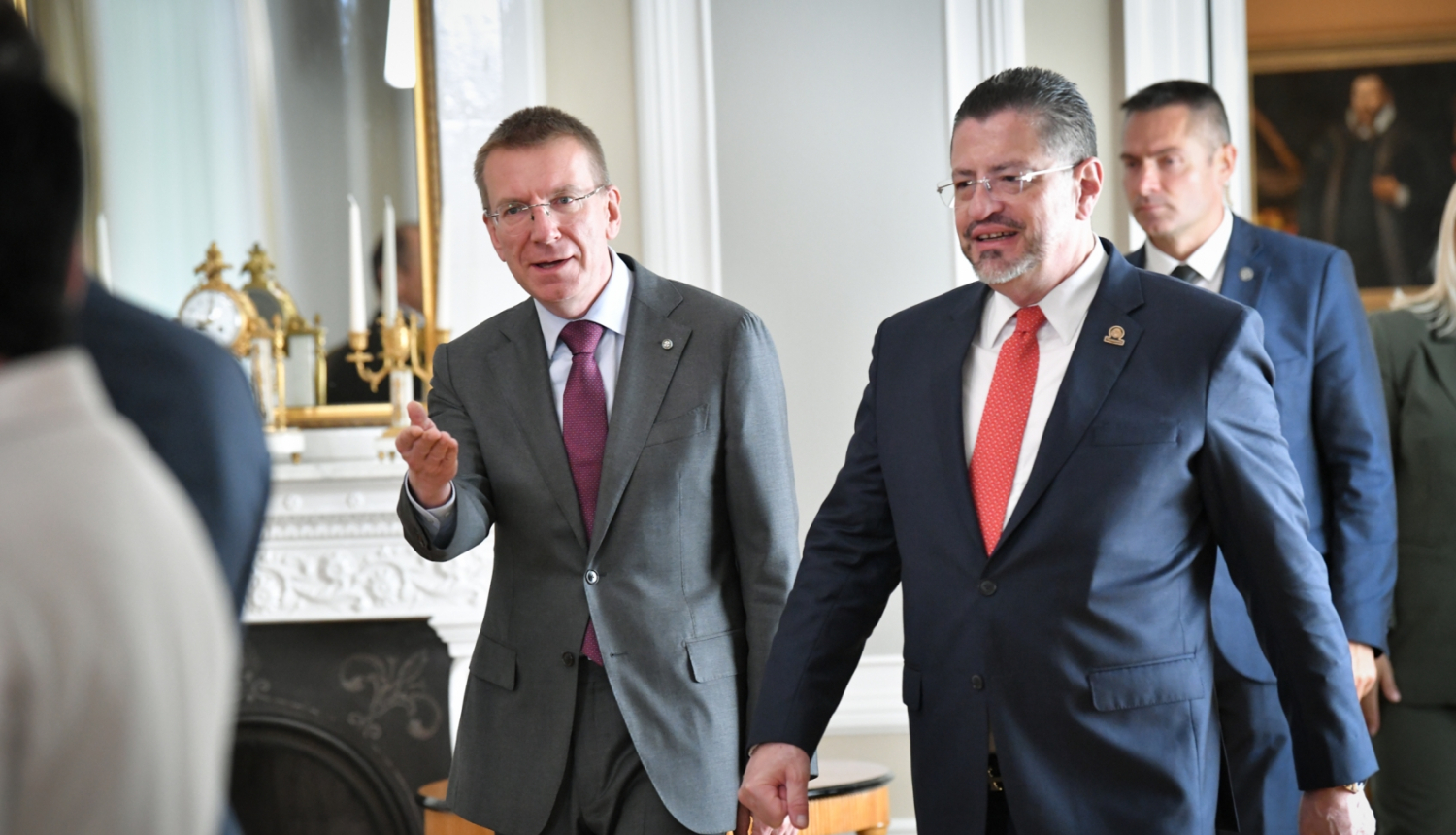 20.07.2023. Valsts prezidents Edgars Rinkēvičs un Kostarikas prezidents Rodrigo Čavess-Robless ienāk Ģerboņu zālē