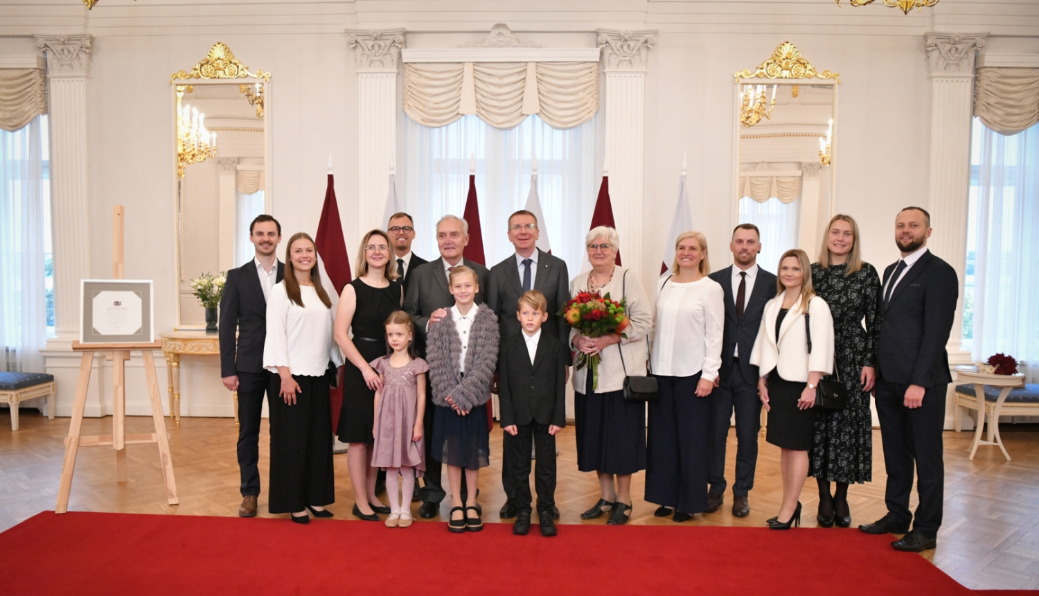 Valsts prezidents pasniedz Cildinājuma rakstu aktierim  Uldim Dumpim