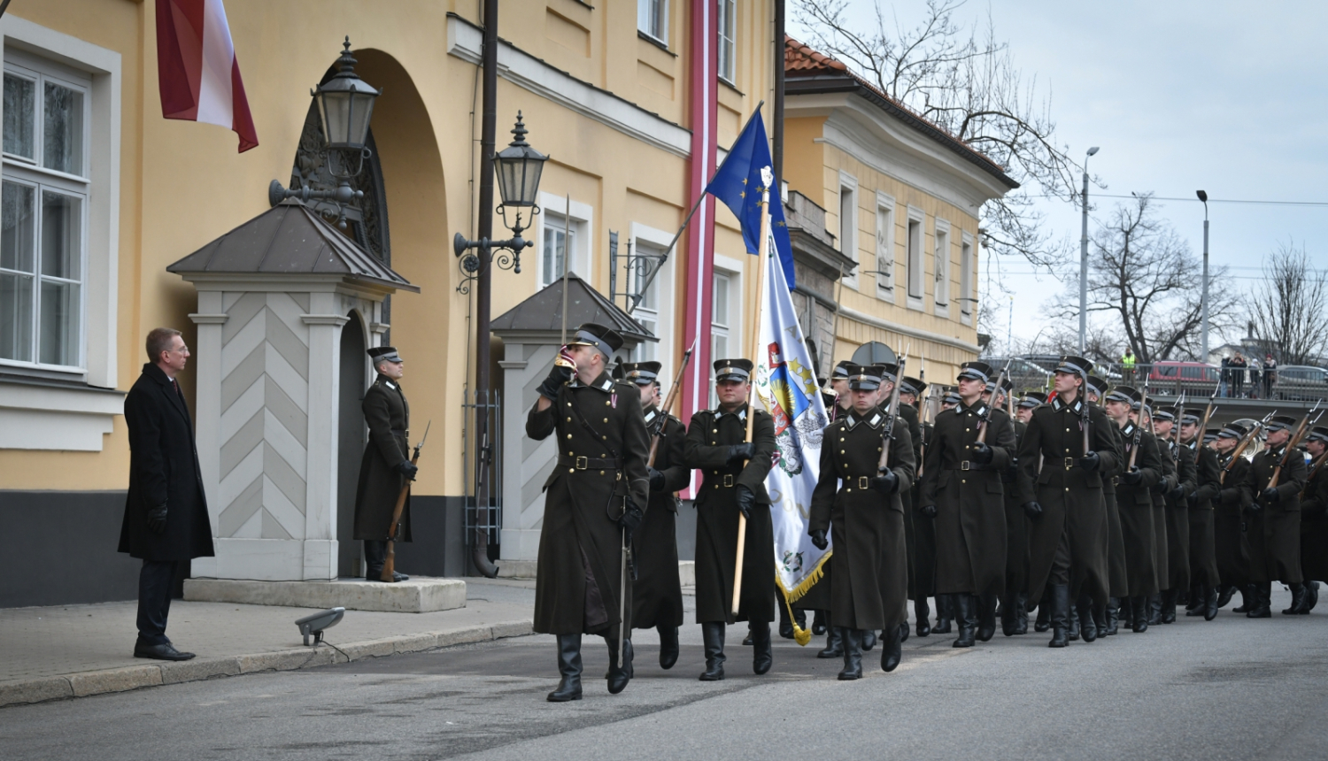 11.11.2023. Valsts prezidenta Edgara Rinkēviča dalība Nacionālo bruņoto spēku svinīgās Godasardzes maiņas ceremonijā pie Rīgas pils