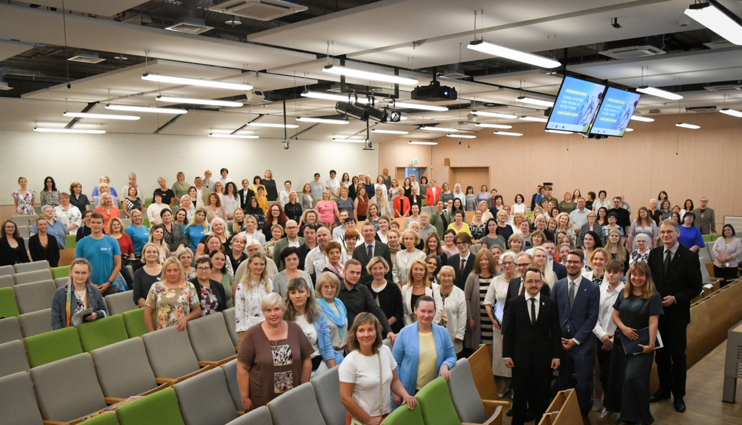 Valsts prezidents Edgars Rinkēvičs kopbildē ar konferences klausītājiem