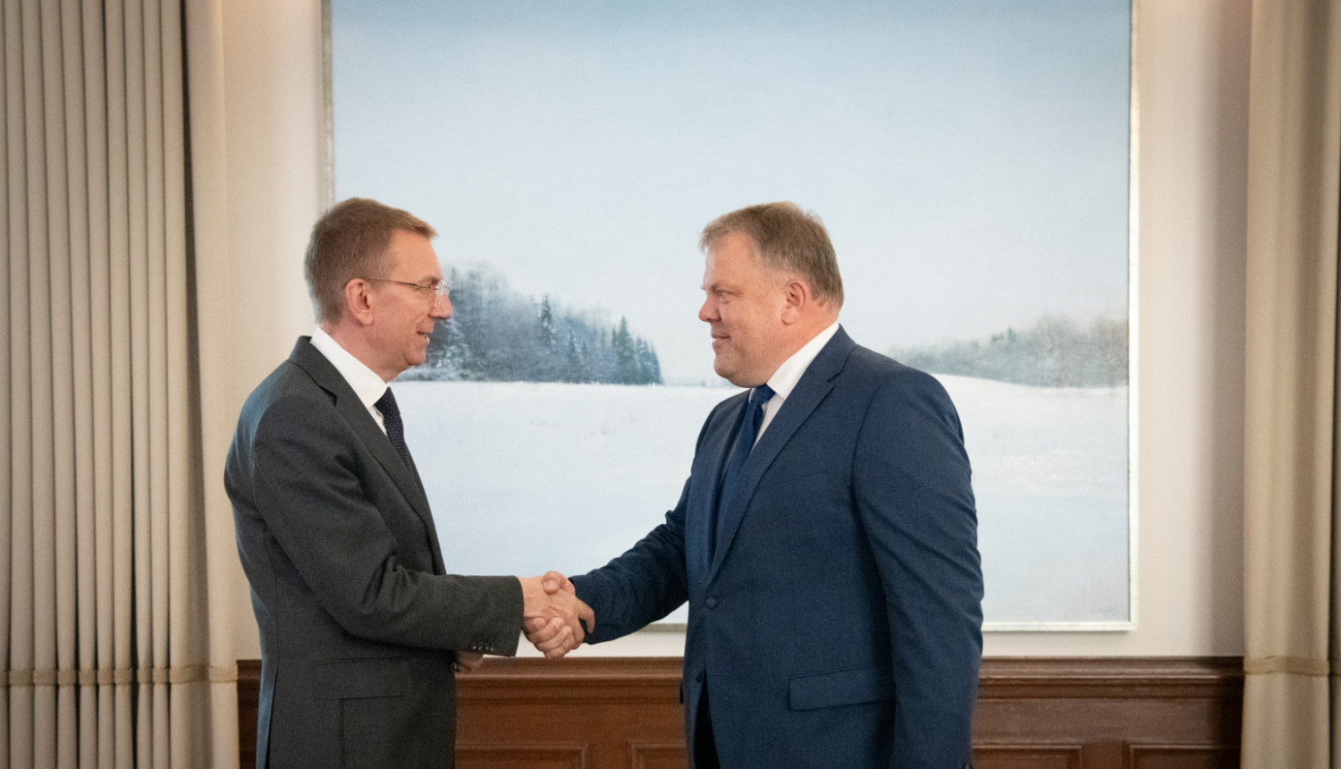 Edgars Rinkēvičs un Gints Kaminskis sarokojas