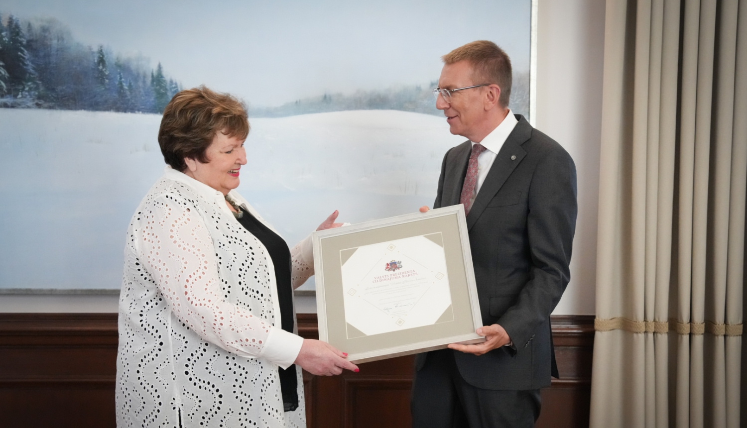 Cildinājuma raksta pasniegšana Ventai Kocerei