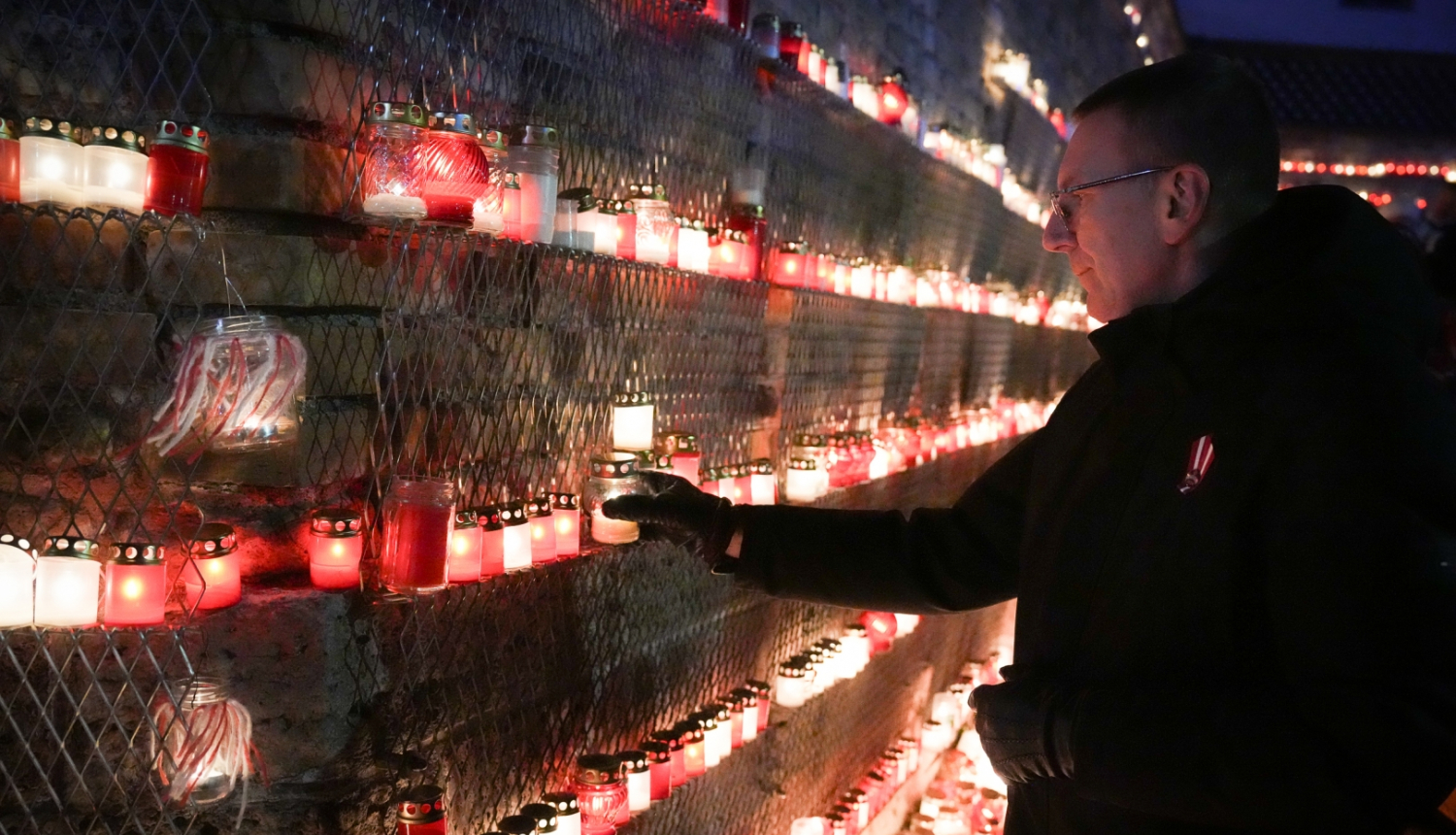 11.11.2024. Valsts prezidents Edgars Rinkēvičs, godinot Latvijas brīvības cīnītājus, noliek svecīti 11. novembra krastmalā