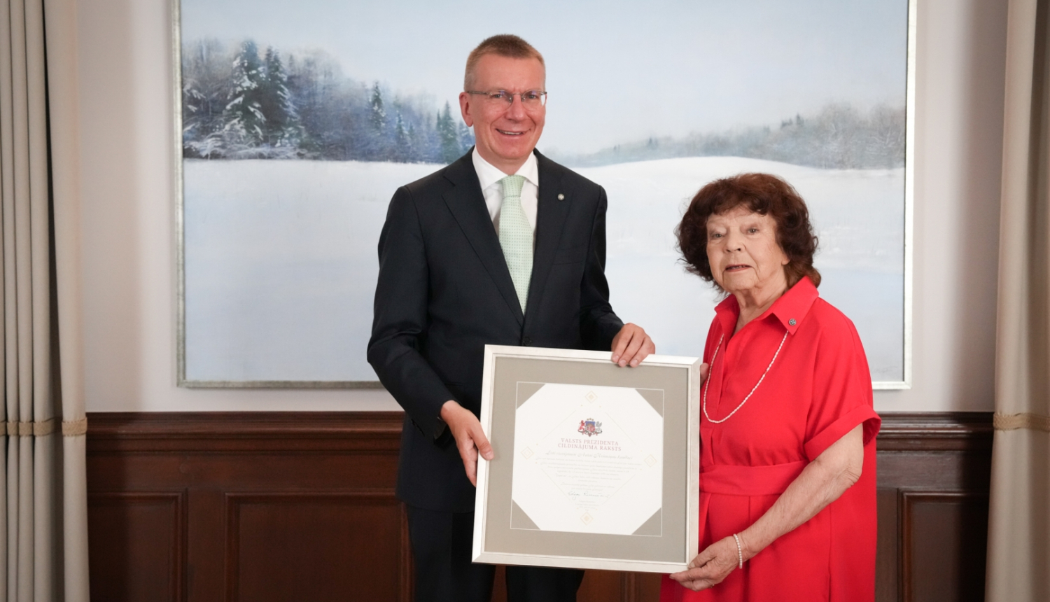 Valsts prezidents piešķir Cildinājuma rakstu aktrisei Antai Krūmiņai