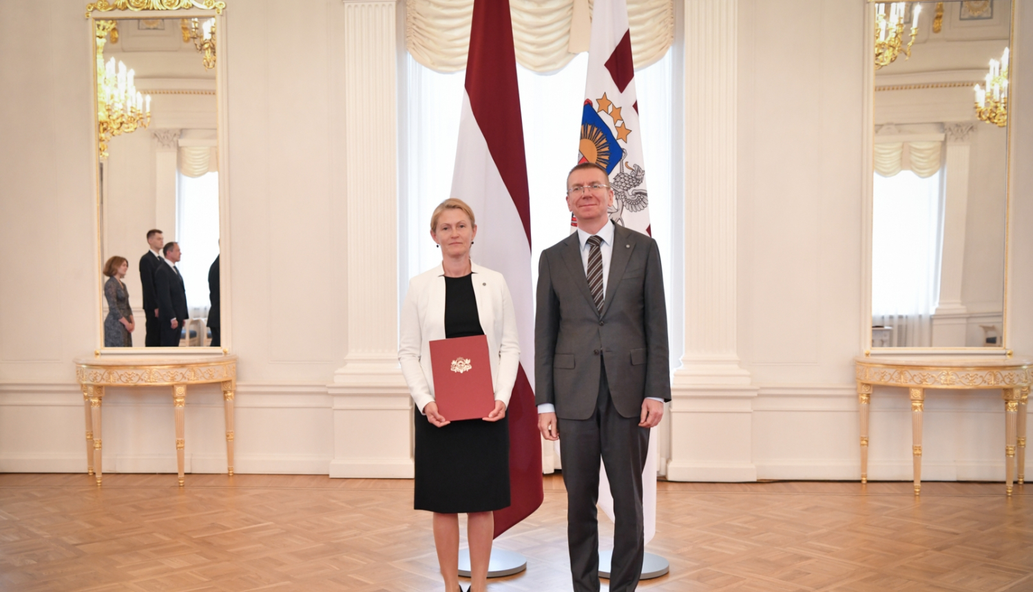 27.07.2023. Valsts prezidents Edgars Rinkēvičs pasniedz akreditācijas vēstuli Latvijas Republikas ārkārtējai un pilnvarotajai vēstniecei pastāvīgajā pārstāvniecībā Apvienoto Nāciju Organizācijā Ņujorkā Sanitai Pavļutai-Deslandes.
