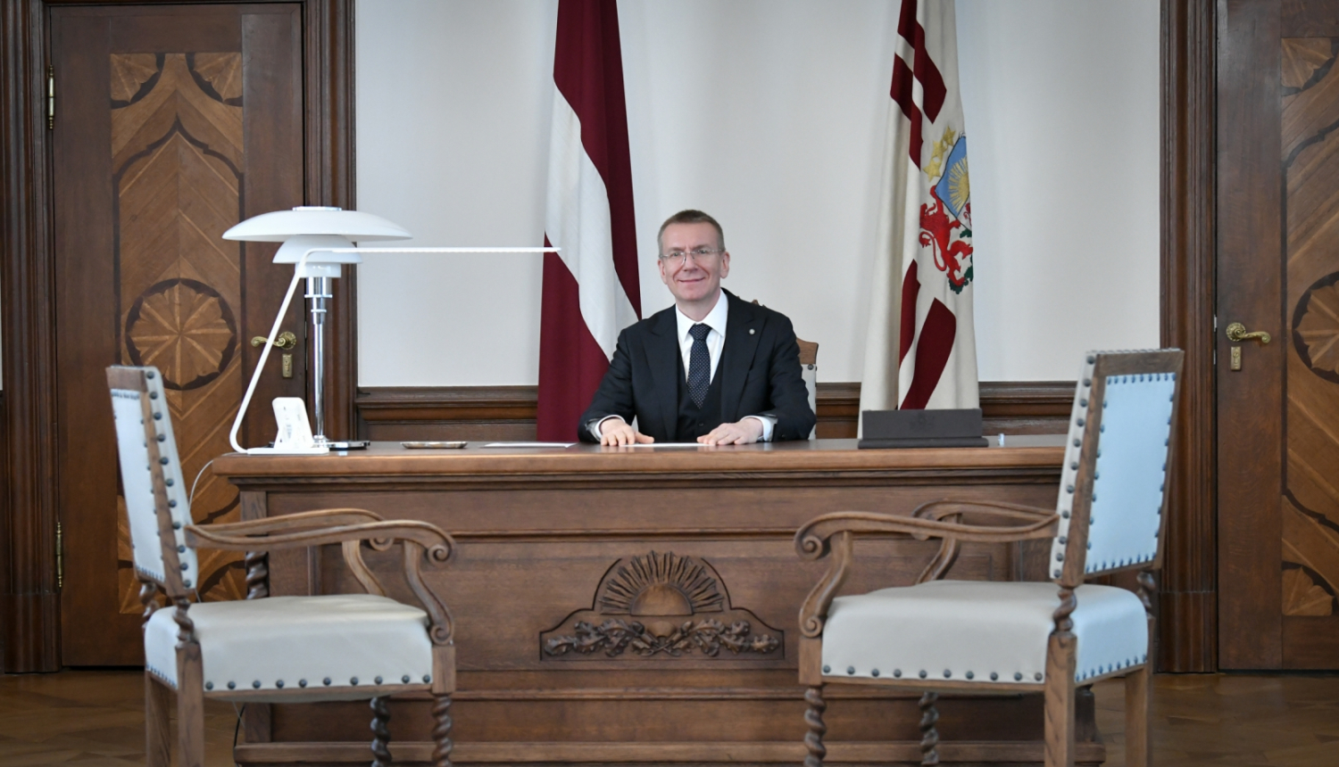 Valsts prezidents Edgars Rinkēvičs kabinetā