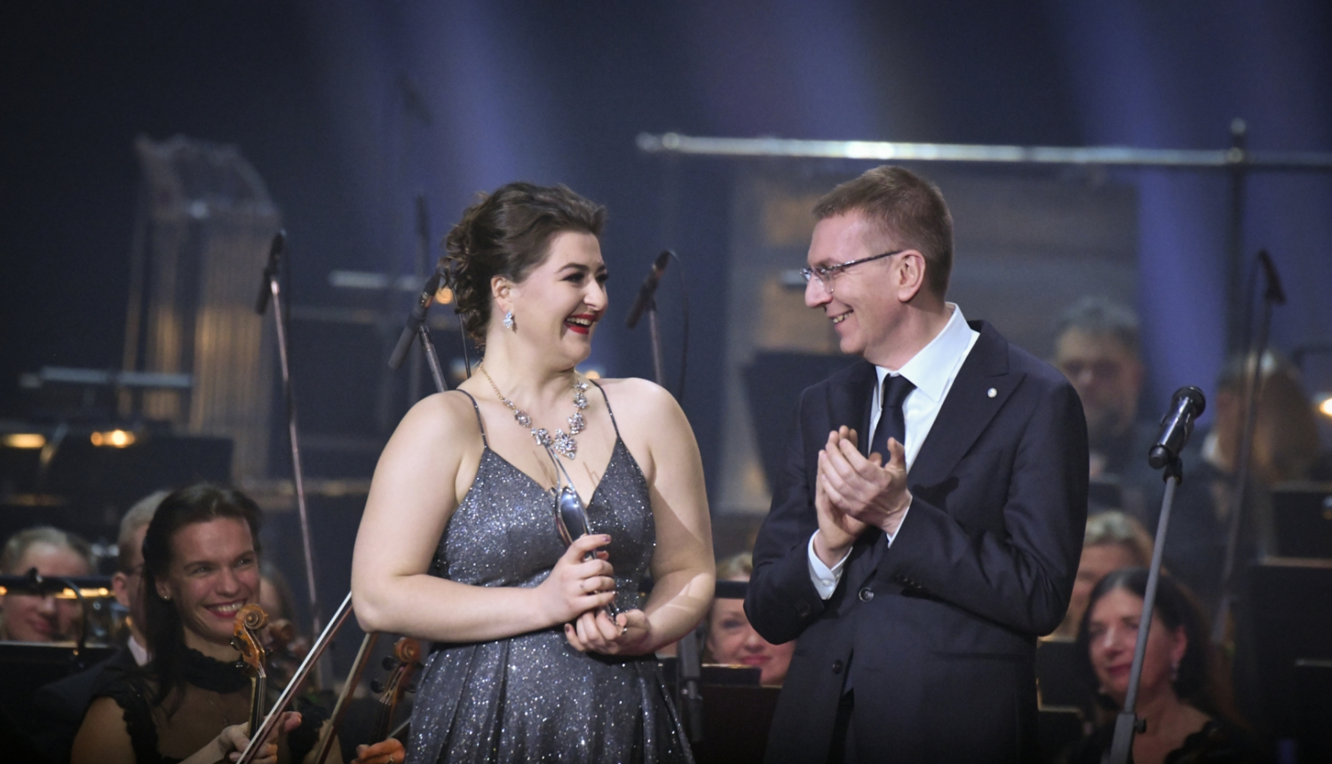 Valsts prezidents Edgars Rinkēvičs Lielajā mūzikas balvā apsveic gada jauno mūziķi – dziedātāju Katrīnu Paulu Felsbergu