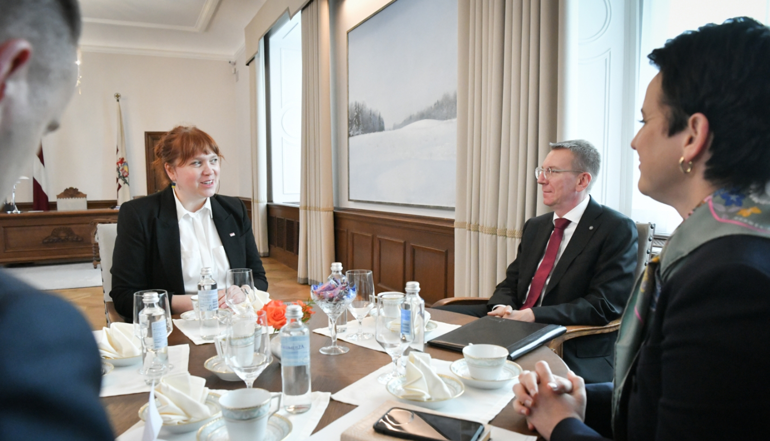 19.10.2023. Valsts prezidents Edgars Rinkēvičs (no labās) sarunājas ar kultūras ministri Agnesi Loginu