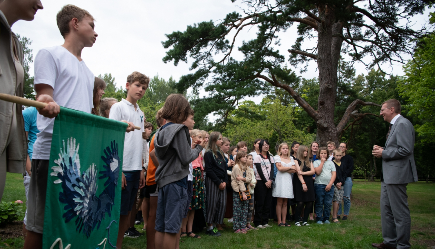 05.08.2023. Valsts prezidents Edgars Rinkēvičs tiekas ar jauniešiem Mazirbē