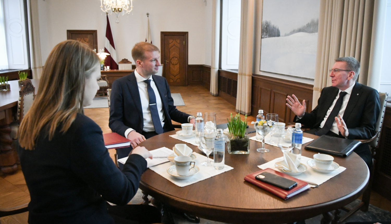 19.02.2024. Valsts prezidenta Edgara Rinkēviča tikšanās ar klimata un enerģētikas ministru Kasparu Melni