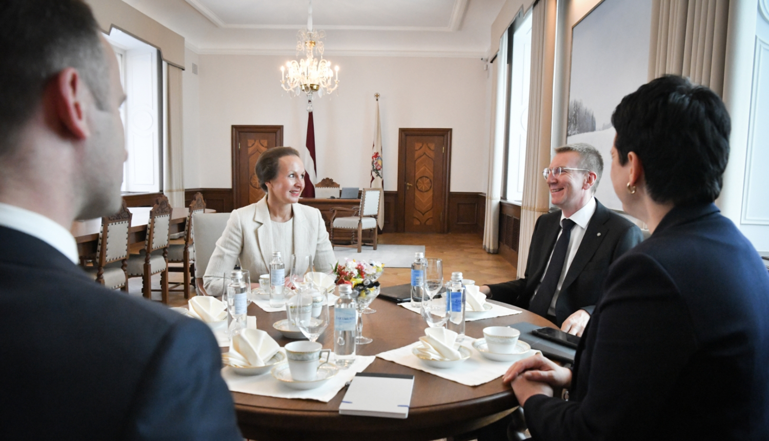 18.07.2023. Valsts prezidents Edgars Rinkēvičs tiekas ar veselības ministri Līgu Meņģelsoni savā kabinetā pie apaļā galda. Sarunā piedalās padomnieks komunikācijas jautājumos Mārtiņš Drēģeris un Valsts prezidenta kancelejas vadītāja Gunda Reire. 