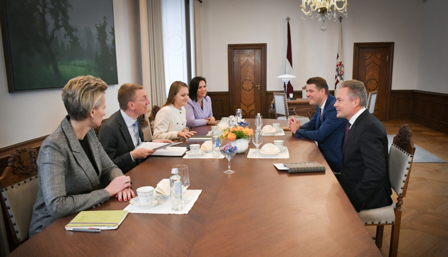 25.10.2023. 25.10.2023. Valsts prezidenta Edgara Rinkēviča tikšanās ar Latvijas Meža īpašnieku biedrības un Latvijas Kokrūpniecības federācijas pārstāvjiem.