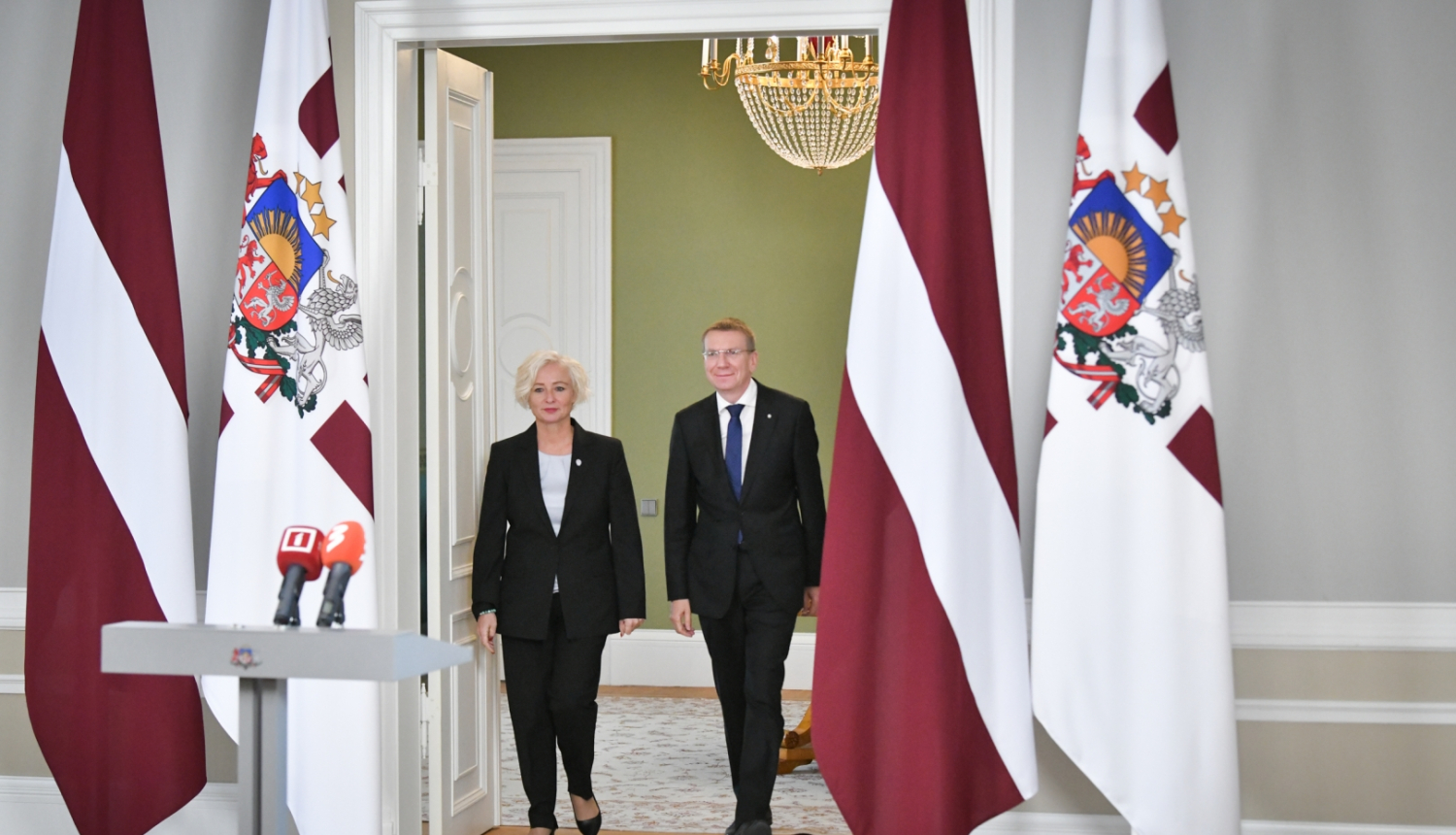 10.10.2023. Valsts prezidenta Edgara Rinkēviča tikšanās ar Saeimas priekšsēdētāju Daigu Mieriņu. D. Mieriņa (no kreisās) kopā ar Valsts prezidentu ienāk pa durvīm Ģerboņu zālē, lai dotos pie pults un atbildētu uz mediju jautājumiem. 