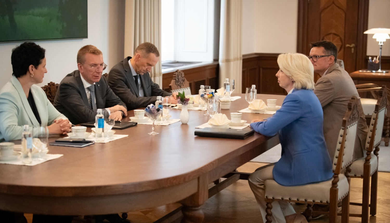 Sarunas dalībnieki ar galdu Valsts prezidenta kabinetā