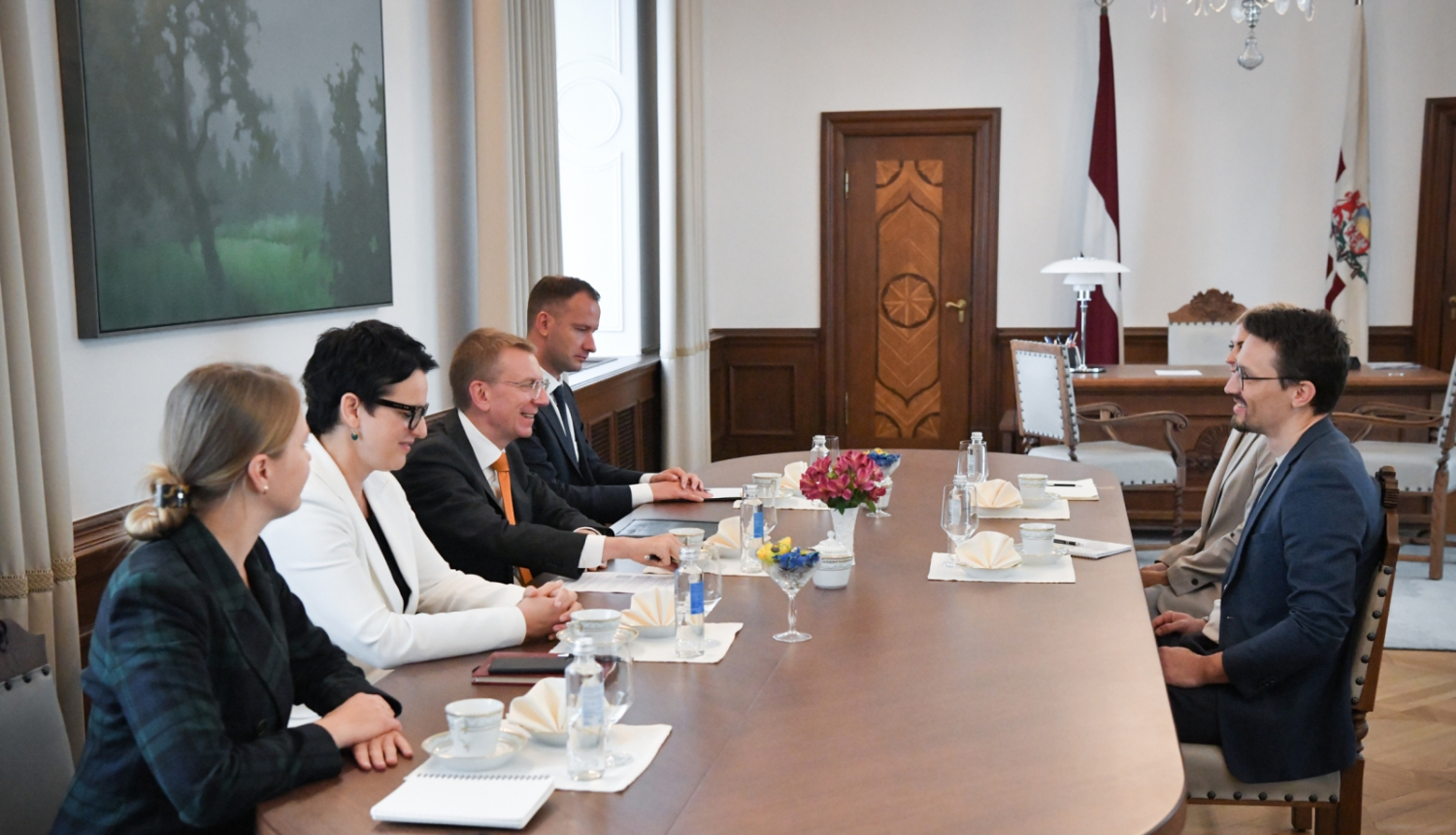 Sarunas dalībnieki ar galdu Valsts prezidenta kabinetā