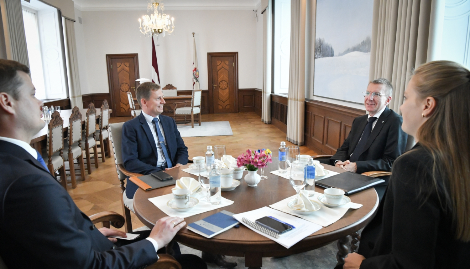 Sarunas dalībnieki ar galdu Valsts prezidenta kabinetā