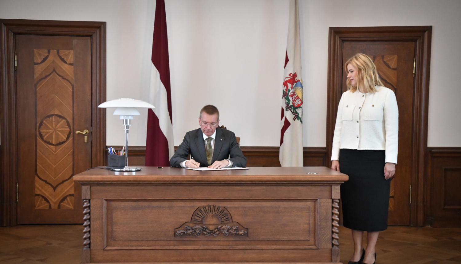 24.08.2023. Valsts prezidents Edgars Rinkēvičs paraksta rīkojumu, kurā aicina Eviku Siliņu sastādīt Ministru kabinetu. Pie galda pa labi stāv Evika Siliņa.