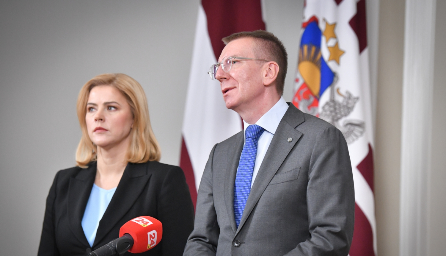 18.10.2023. Valsts prezidenta Edgara Rinkēviča un Ministru prezidentes Evikas Siliņas preses konference. Valsts prezidents (no labās) stāv pie pults un atbild uz mediju jautājumiem