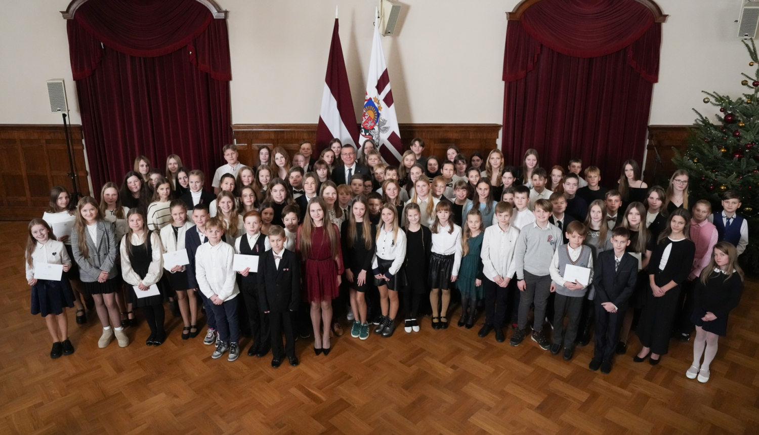 02.12.2024. Latvijas Republikas proklamēšanas 106.gadadienai veltītā skolēnu radošo darbu konkursa dalībnieku viesošanās Rīgas pilī