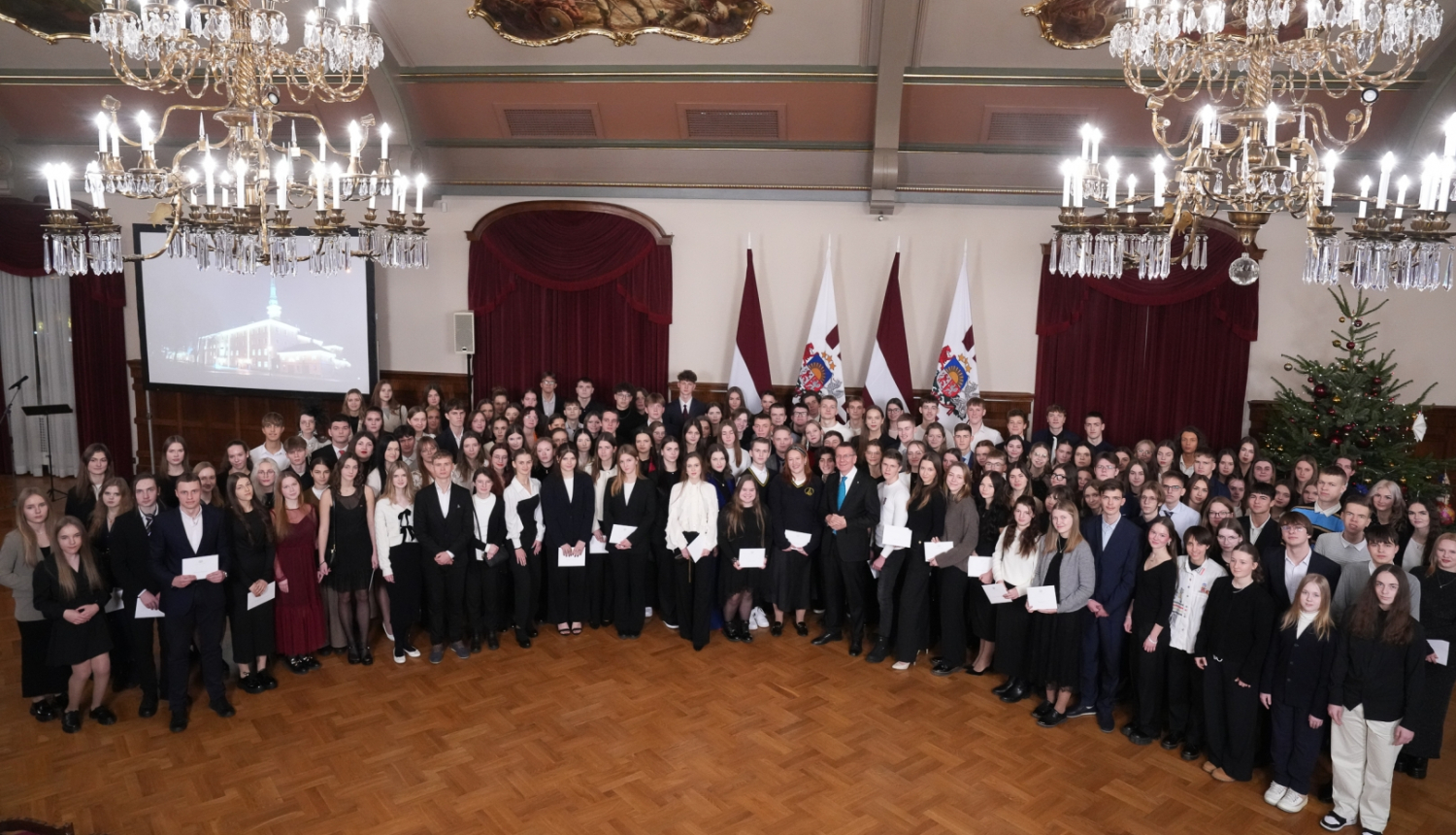 Latvijas Republikas proklamēšanas 106.gadadienai veltītā skolēnu radošo darbu konkursa dalībnieku viesošanās Rīgas pilī